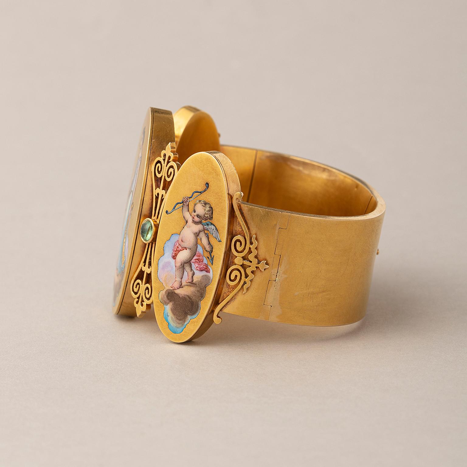 Breites Armband aus 18 Karat Gelbgold mit drei großen, ovalen Medaillons; das mittlere ist etwas größer und zeigt eine Muse in buntem Champlevé und gemaltem Email, flankiert von den kleineren Medaillons mit einer kleinen Putte und dazwischen ein