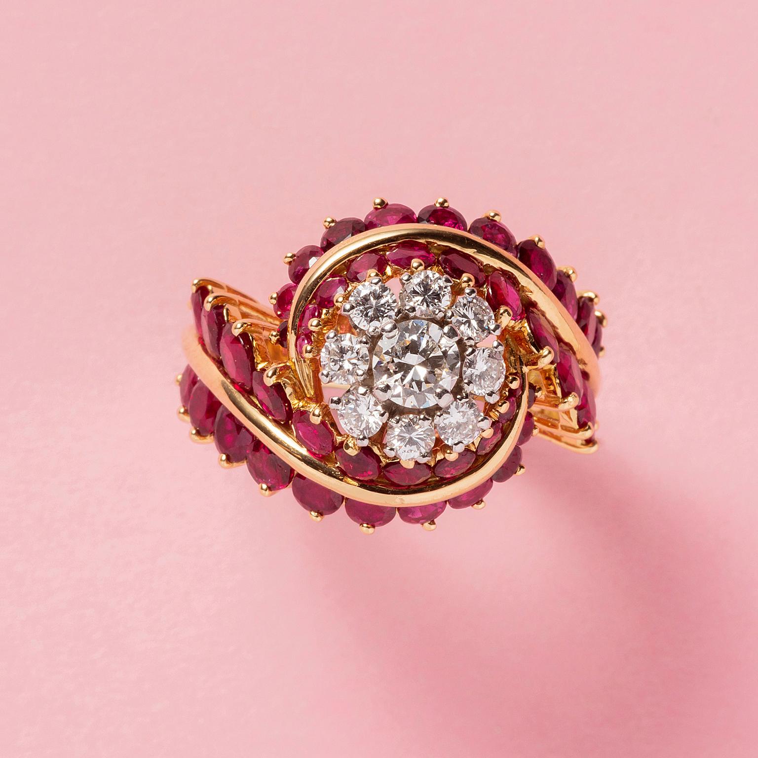 Ein 18-karätiger Ring, besetzt mit einer Gruppe von Diamanten im Brillantschliff (insgesamt ca. 1,4 Karat), umgeben von einer doppelten Reihe von Rubinen (insgesamt ca. 4 Karat), französische Meistermarke: S ... G in einem Kyte.
Frankreich um