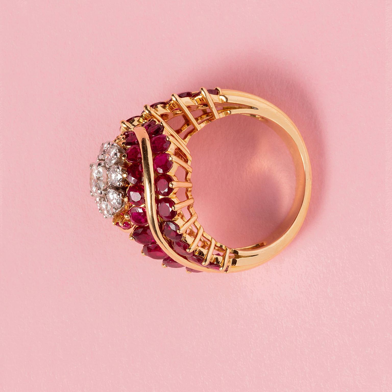 Französischer Cocktail-Ring aus 18 Karat Gold mit Rubin und Diamant  (Brillantschliff) im Angebot