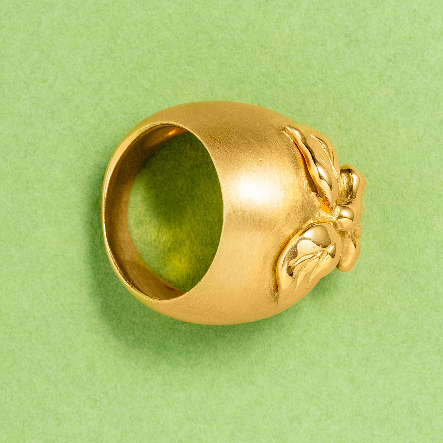 Ein französischer Ring aus 18 Karat Gold in Form eines Apfels im Zustand „Gut“ im Angebot in Amsterdam, NL