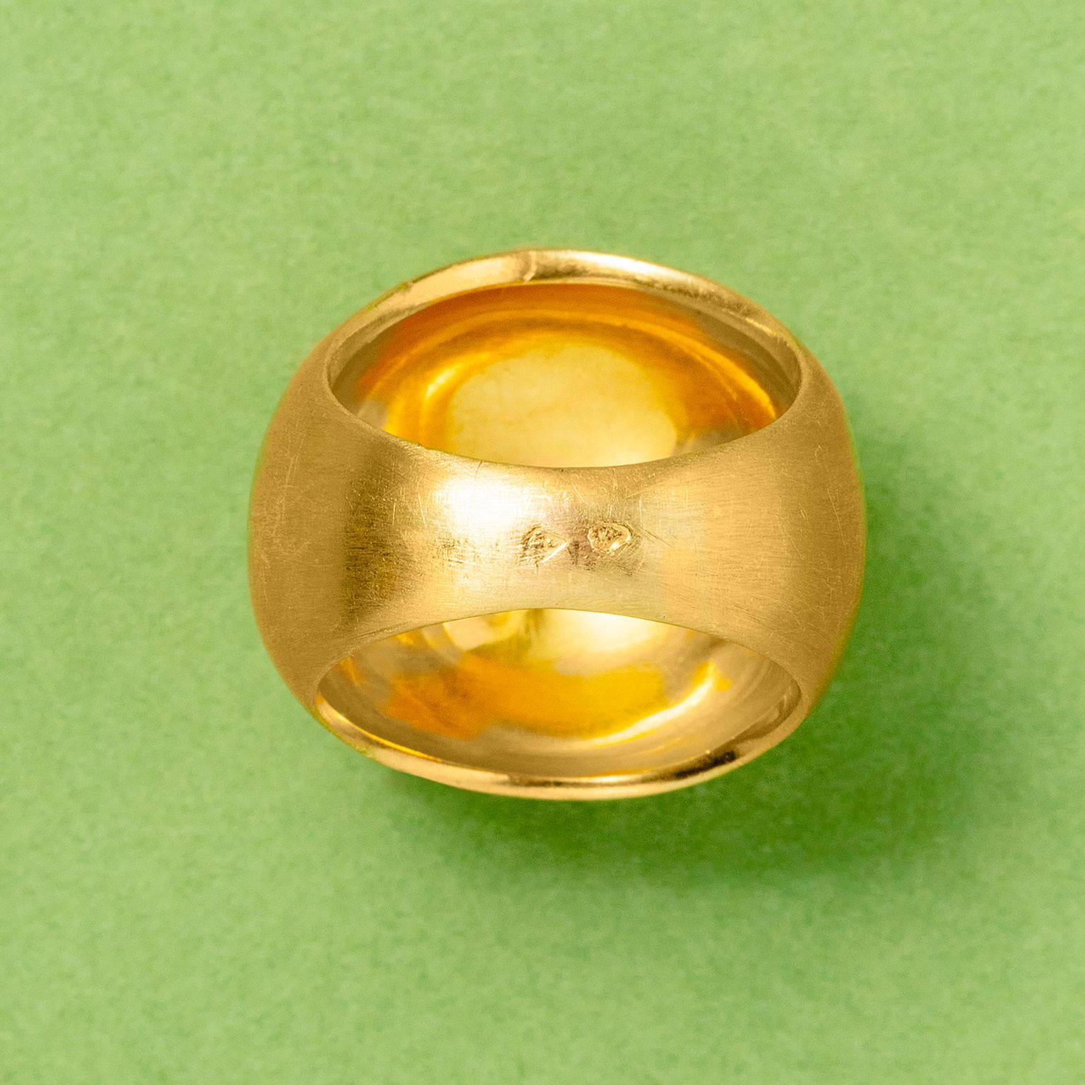 Women's or Men's An 18 Carat Gold French Ring in the shape of an Apple For Sale