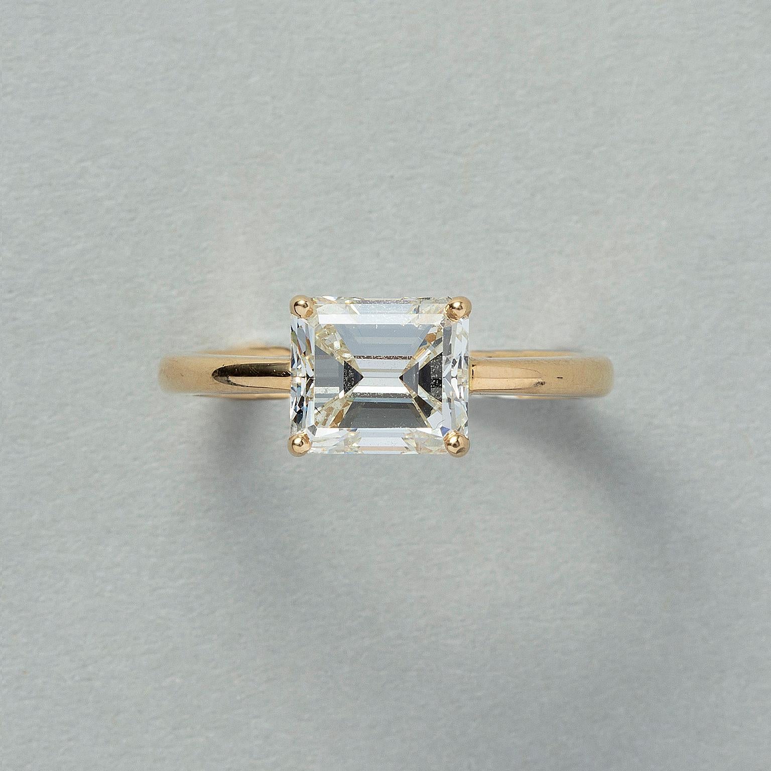 Ein schlichter und sauberer Ring aus 18 Karat Gold mit einem Diamanten im Stufenschliff (2,00 Karat, J, VS2) in einer Kastenfassung mit Zacken, Frankreich.

gewicht: 3,80 Gramm
ringgröße: 16,5 mm / 6 US
breite: 6,5 - 2,25 mm