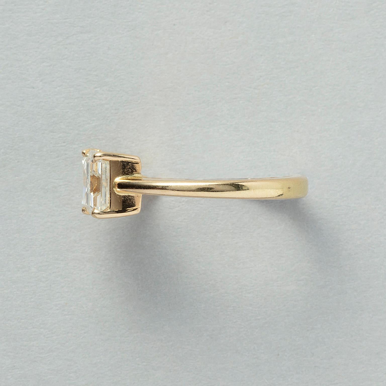 18 Karat Gold Französischer Ring mit Diamanten im Step-Schliff (Baguetteschliff) im Angebot