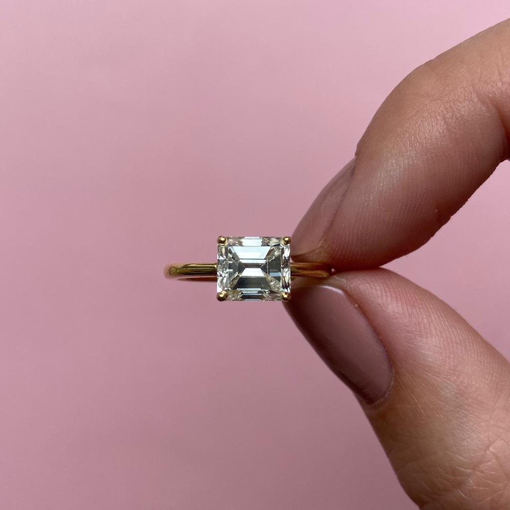 18 Karat Gold Französischer Ring mit Diamanten im Step-Schliff für Damen oder Herren im Angebot