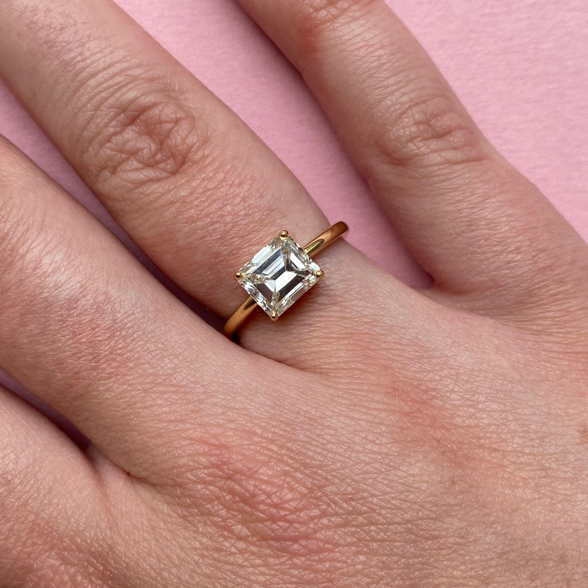 Women's or Men's 18 Carat Gold French Ring Set with Step Cut Diamond For Sale