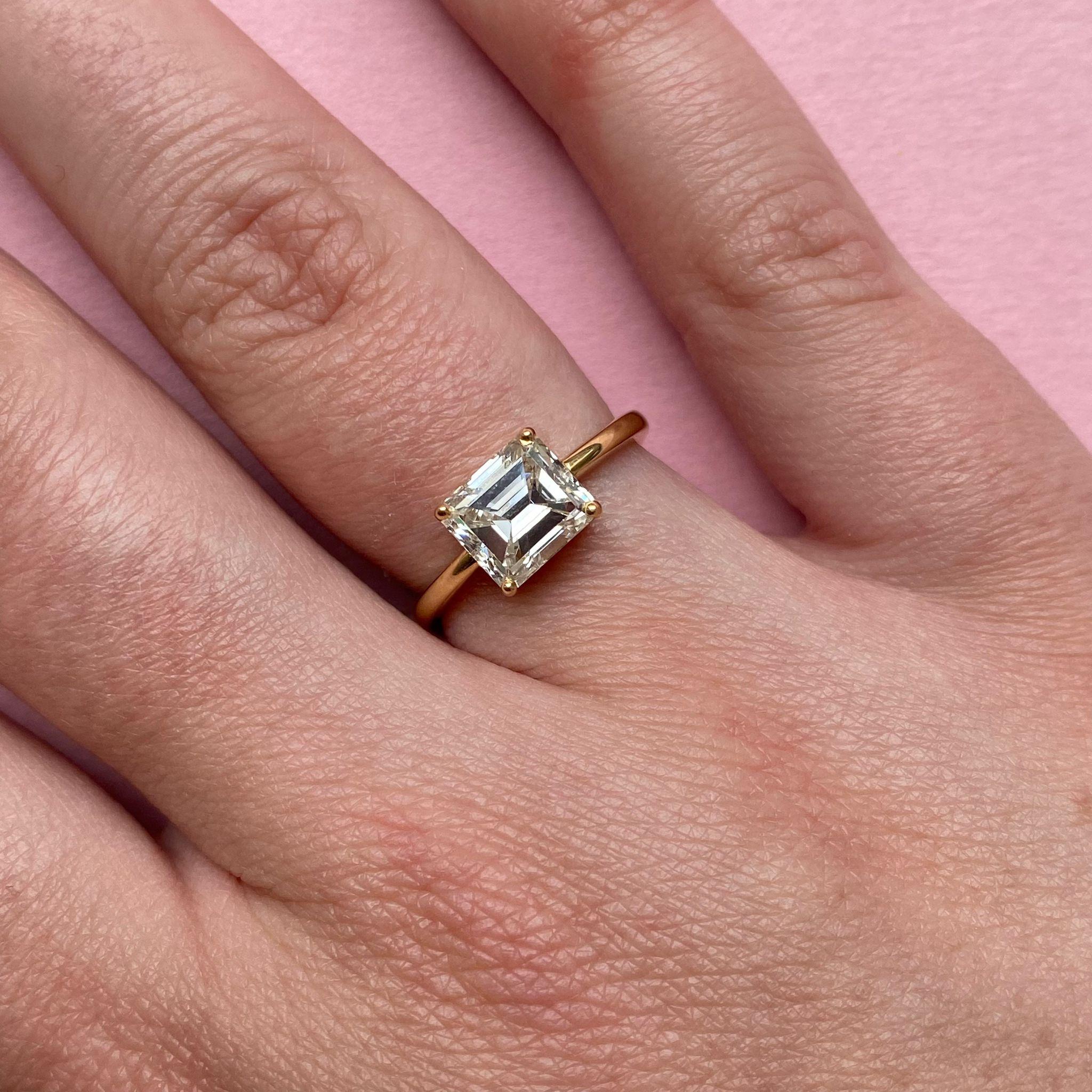 Bague française en or 18 carats sertie d'un diamant taillé en escalier en vente 2