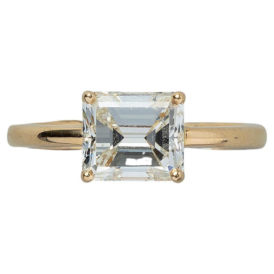 Bague française en or 18 carats sertie d'un diamant taillé en escalier en vente