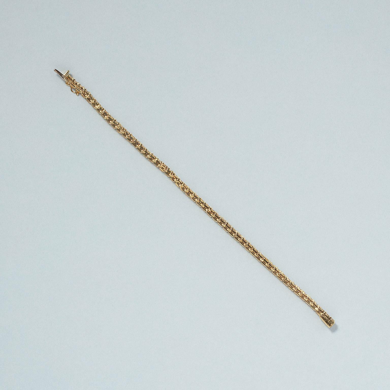 An 18 carat yellow gold line bracelet set with 50 brilliant-cut diamonds (app. 5 carat, 50 x 0.10 ct, G-H, Si) in a claw setting, France, with French assay marks and master mark.

weight: 16.9 g
length: 18.5 cm
width: 3 mm