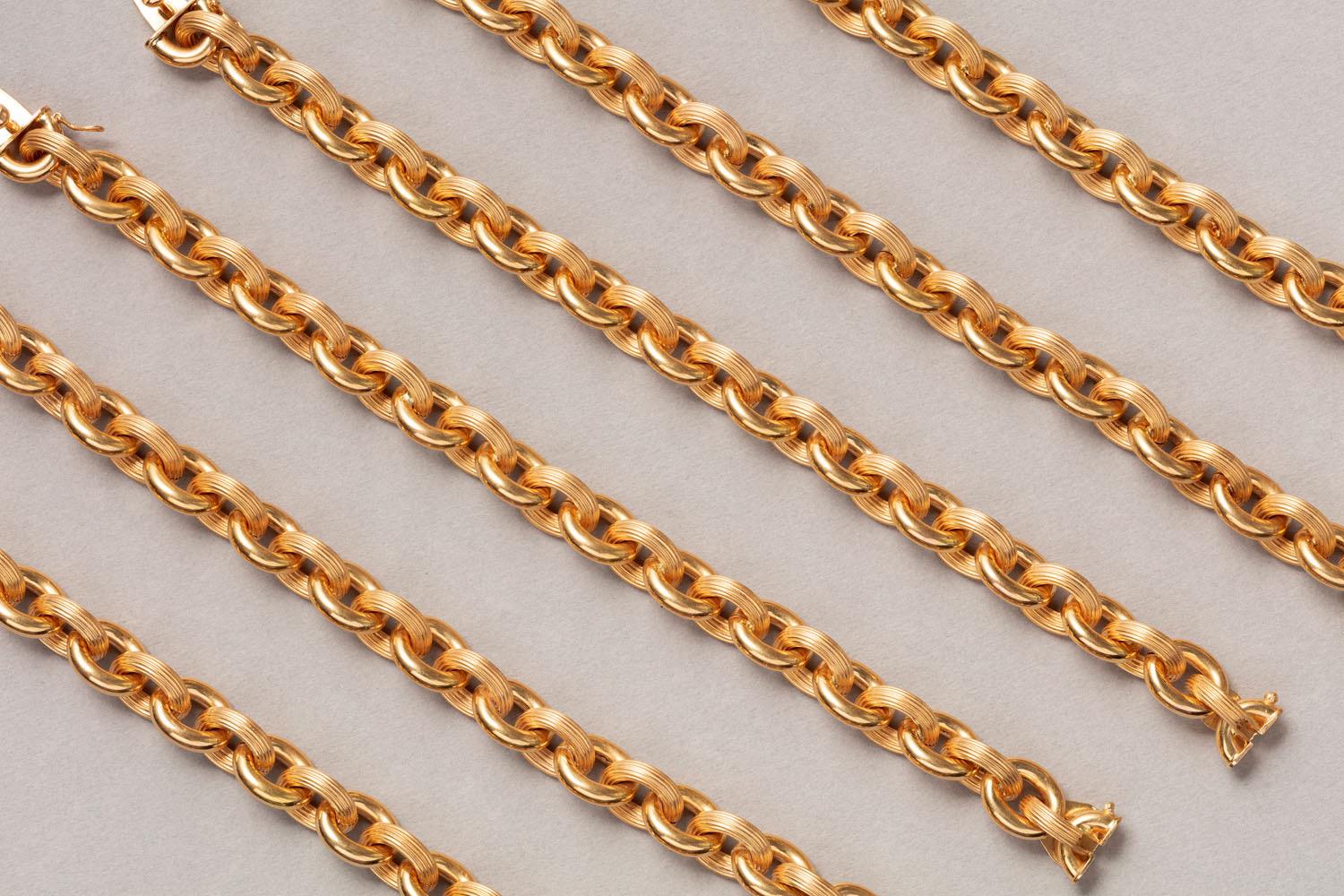 Eine lange Kette aus 18 Karat Gelbgold - teils gerippt, teils poliert - ODER sechs Armbänder, oder viele verschiedene Varianten! Italienische Marke: 113 TO für Co.Ro, tätig bis in die 1970er Jahre. 

Gewicht: 165,9 Gramm
Länge: 120 cm und jeder