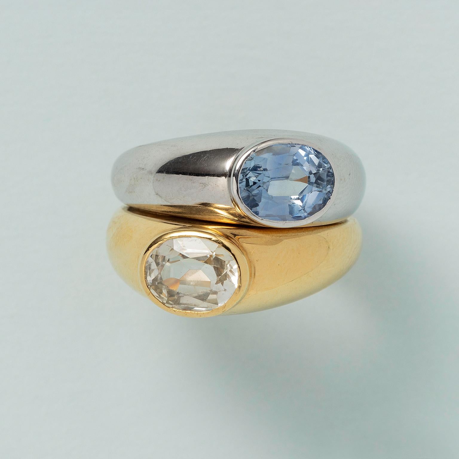 Oval Cut An 18 carat Gold Poiry ring with sapphire For Sale
