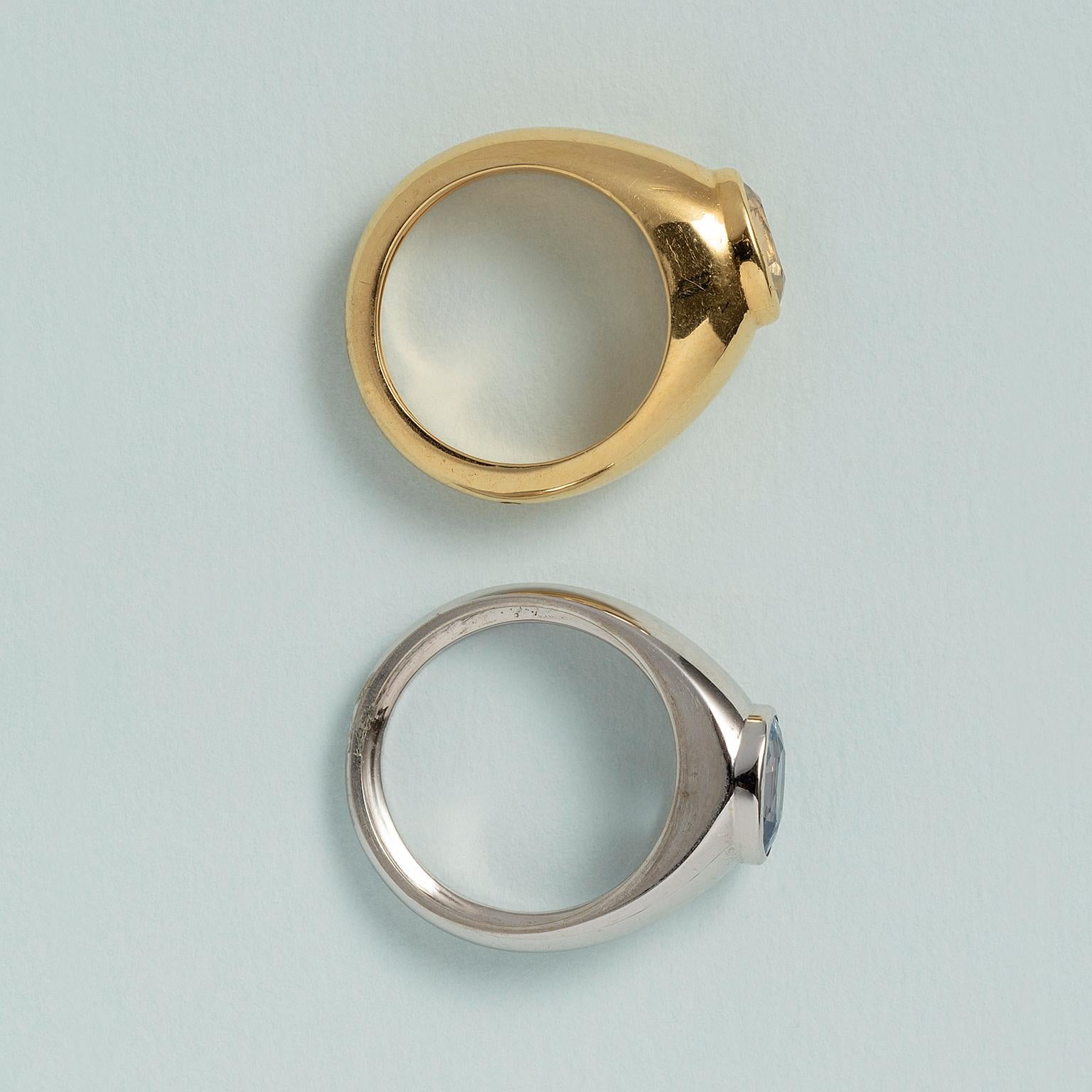 An 18 carat Gold Poiry ring with sapphire 1