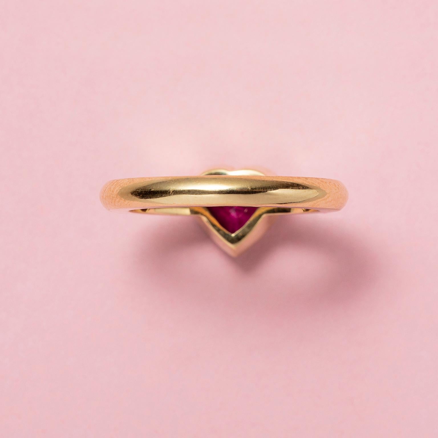 An 18 Carat Gold Ring with a Heart Shaped Ruby In New Condition For Sale In Amsterdam, NL