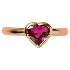 Anillo de oro de 18 quilates con un rubí en forma de corazón