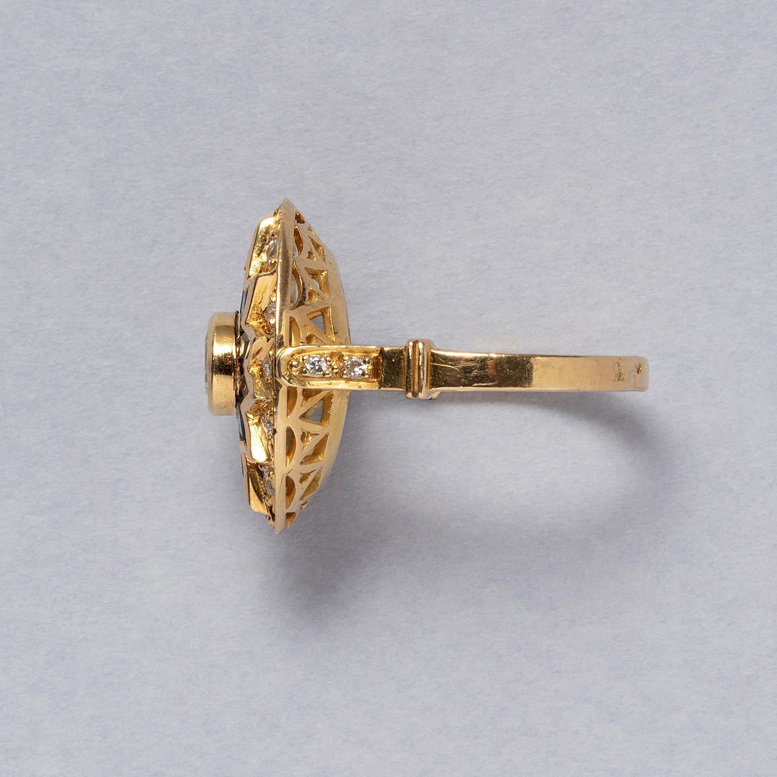 Brilliant Cut An 18 carat gold ring with diamond and sapphire For Sale