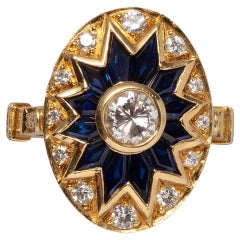 Un anillo de oro de 18 quilates con diamante y zafiro