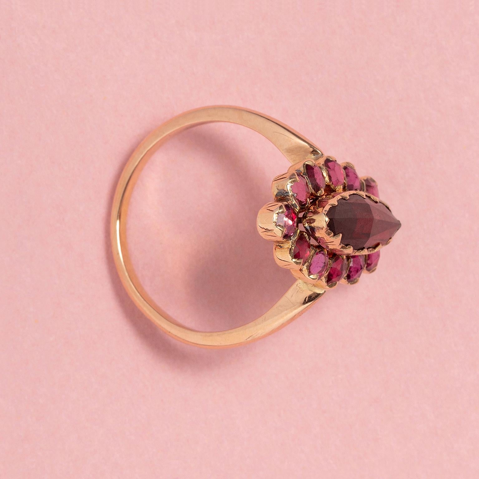 An 18 Carat Gold Ring with Garnets In Good Condition For Sale In Amsterdam, NL