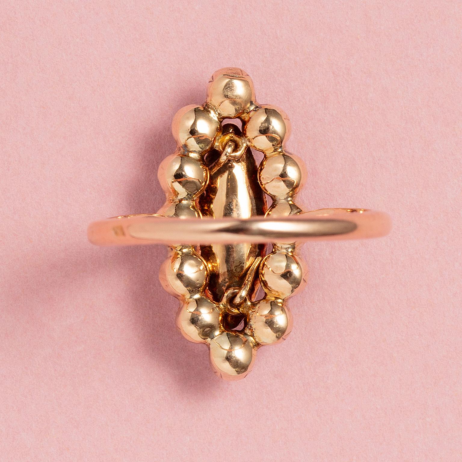 Ein Ring aus 18 Karat Gold mit Granaten für Damen oder Herren im Angebot
