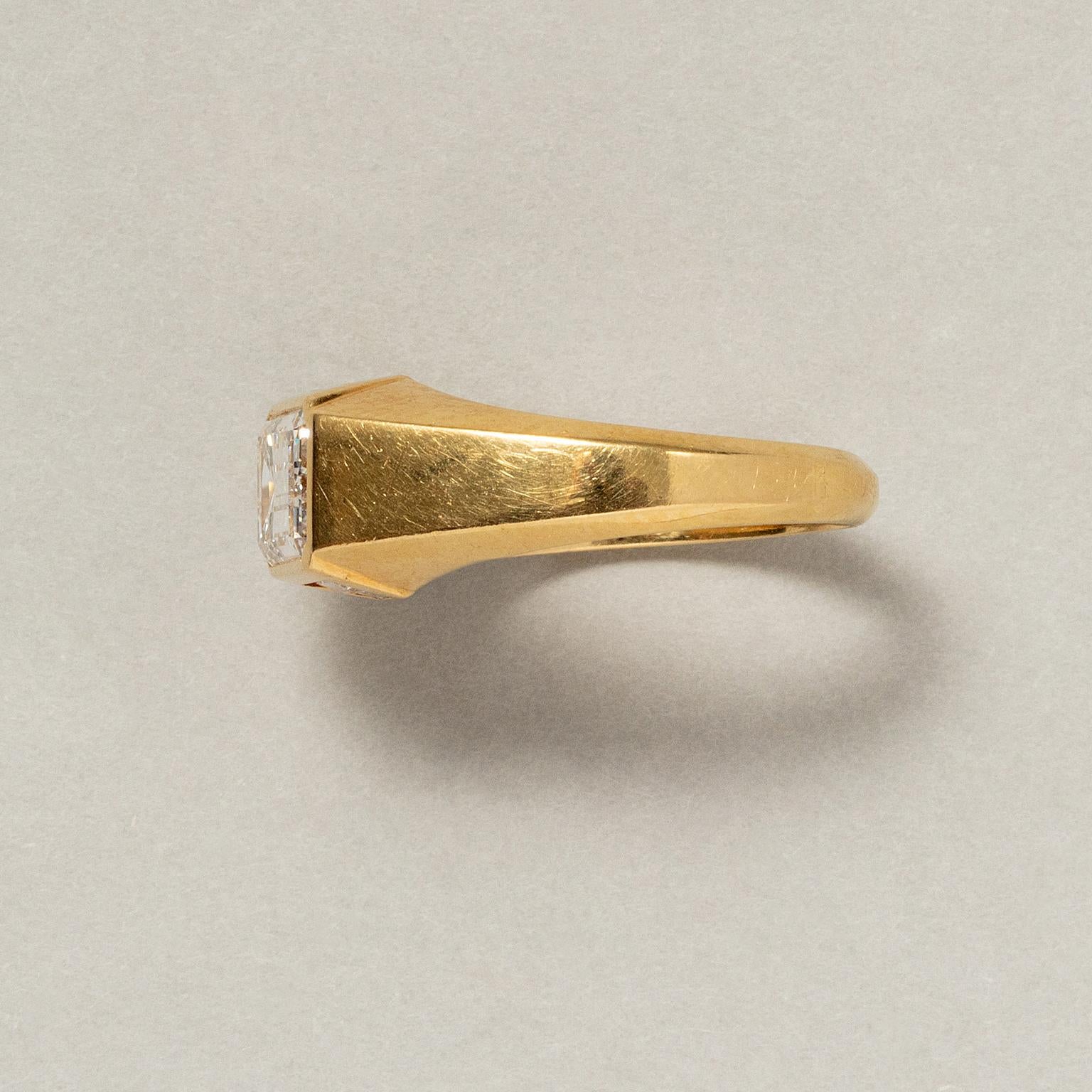 An 18 Carat Gold Step Cut Diamond Bulgari Ring In Excellent Condition For Sale In Amsterdam, NL