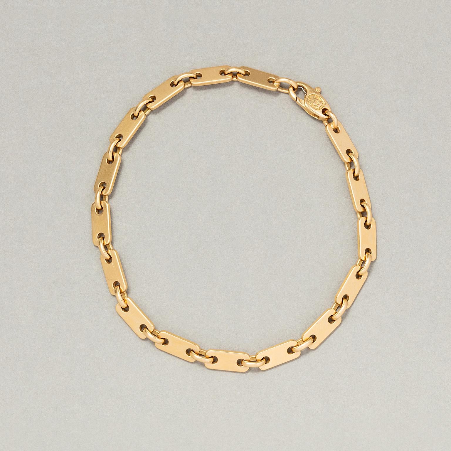 An 18 carat yellow gold tab link bracelet, each tab link is alternated with an oval link. The bracelet is closed with a carabiner clasp signed and numbered: Cartier, 750, DN 0820.
weight: 19 grams
length: 22 cm
