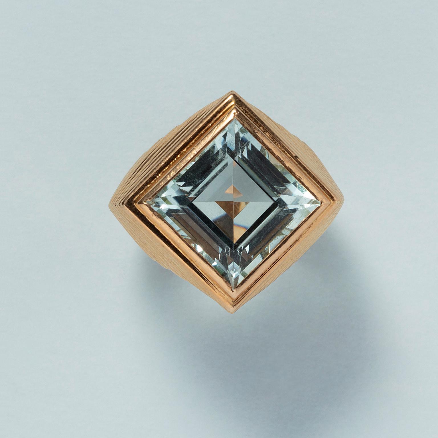 A horizontally ribbed 18 carat yellow warm gold ring set with a carré cut aquamarine (app. 7 carat) set as lozenge, France.

weight: 12.8 g
size: 16.75- mm / 6 1/4 US
width: 5.5 - 2.1 cm