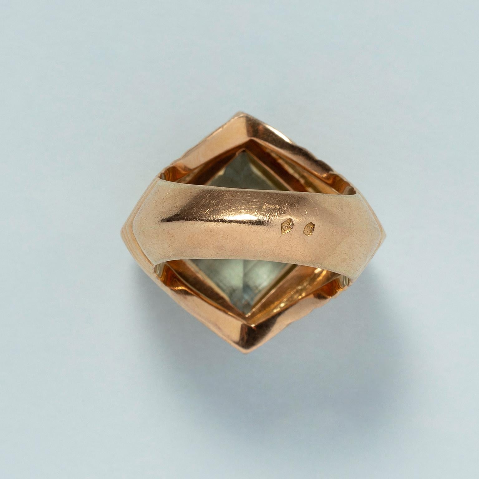 An 18 Carat Gold Tartelette Ring with Aquamarine In Good Condition For Sale In Amsterdam, NL