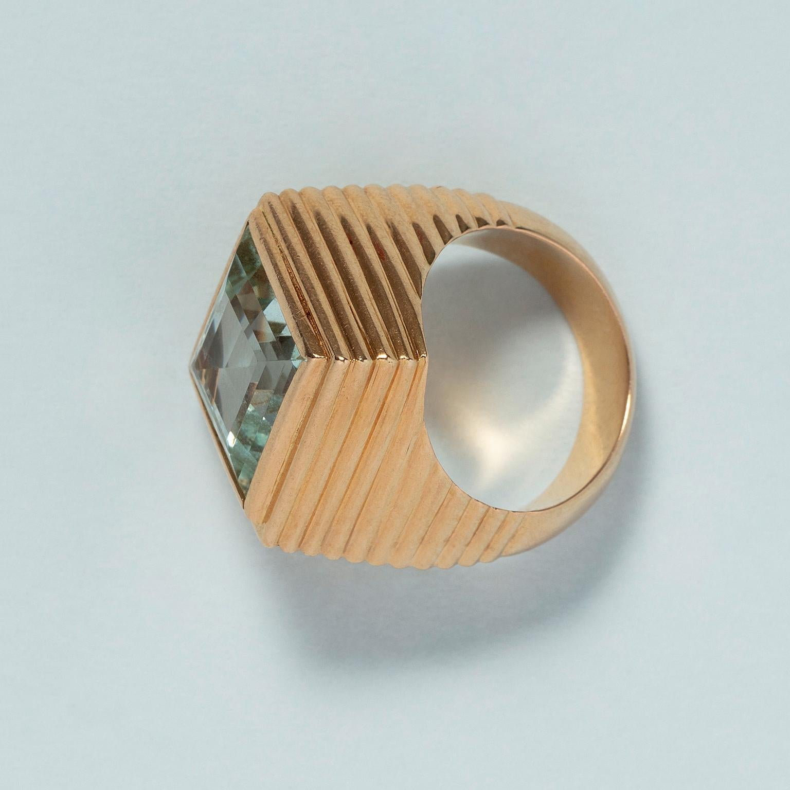 An 18 Carat Gold Tartelette Ring with Aquamarine For Sale 1
