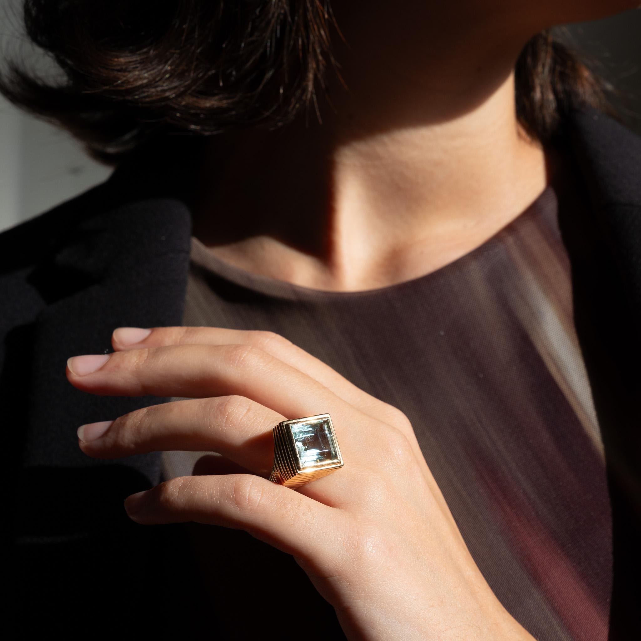 An 18 Carat Gold Tartelette Ring with Aquamarine For Sale 2