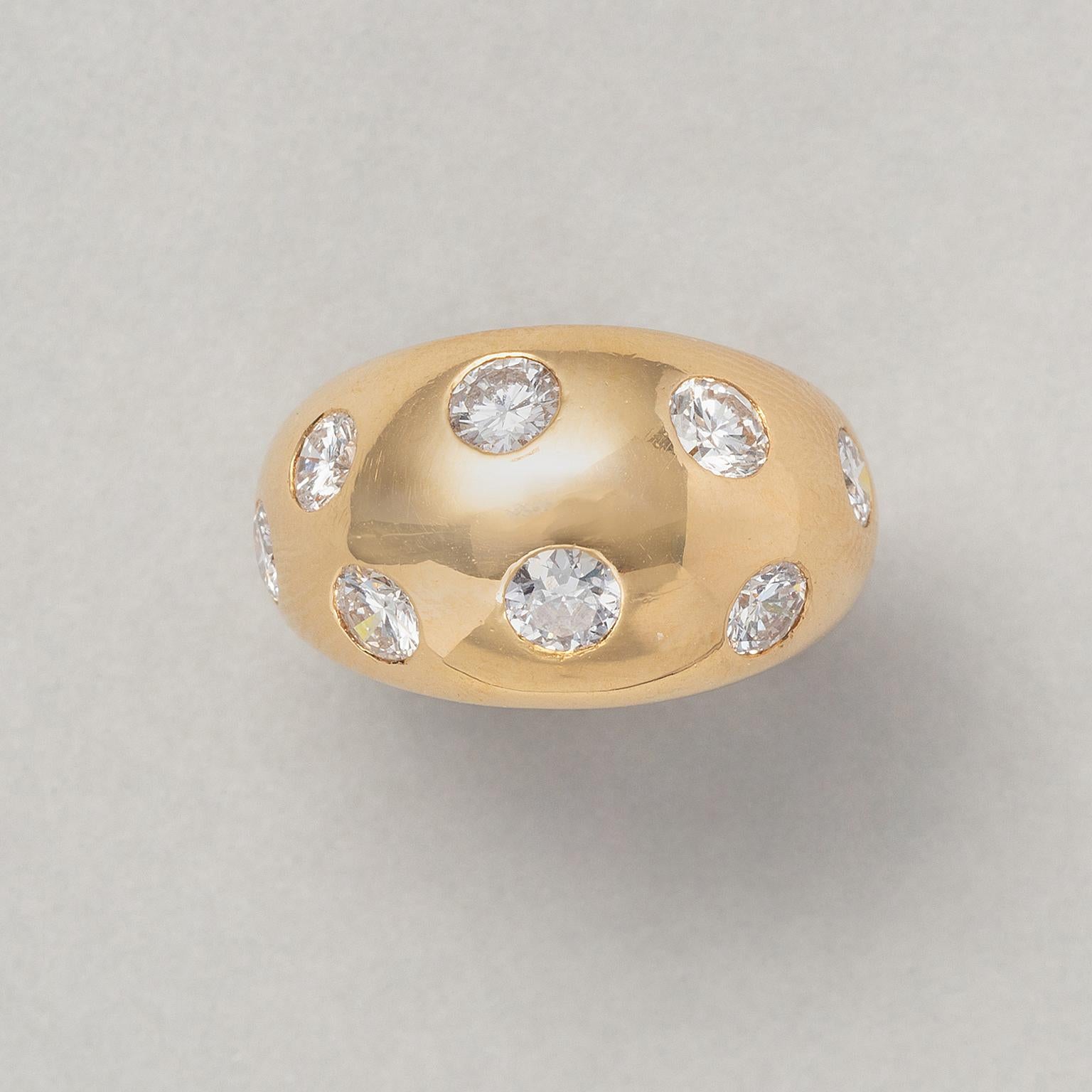 Bombé-Ring aus 18 Karat Gelbgold mit acht zufällig gesetzten weißen Diamanten im Brillantschliff in geriebener Fassung (ca. 1,6 ct.) Die Innenseite des Schafts ist signiert und nummeriert: VCA für Van Cleef & Arpels, B5657H6, um 1980, mit