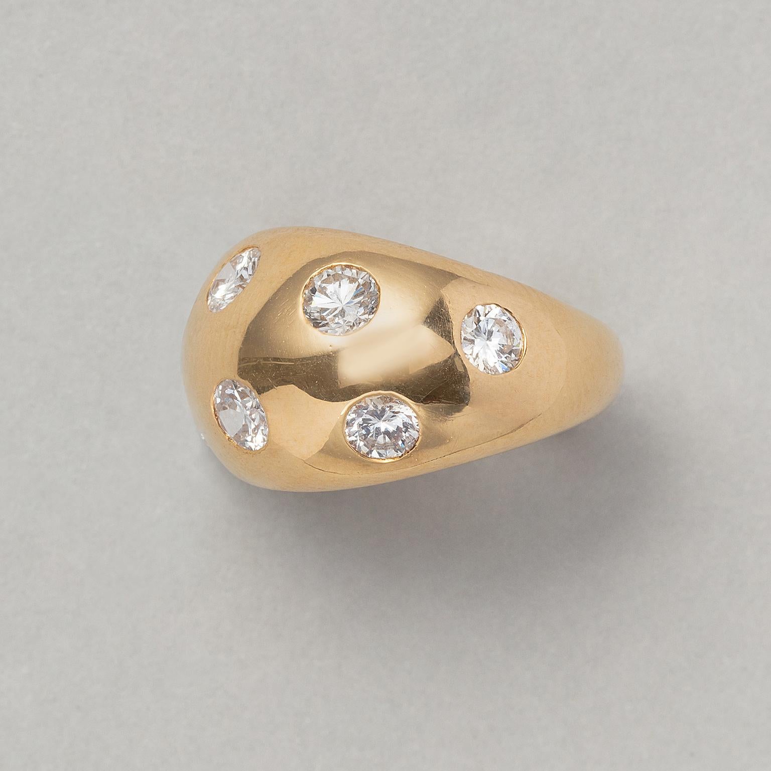 Ein Van Cleef & Arpels Bombé-Ring aus 18 Karat Gold mit Diamanten (Brillantschliff)