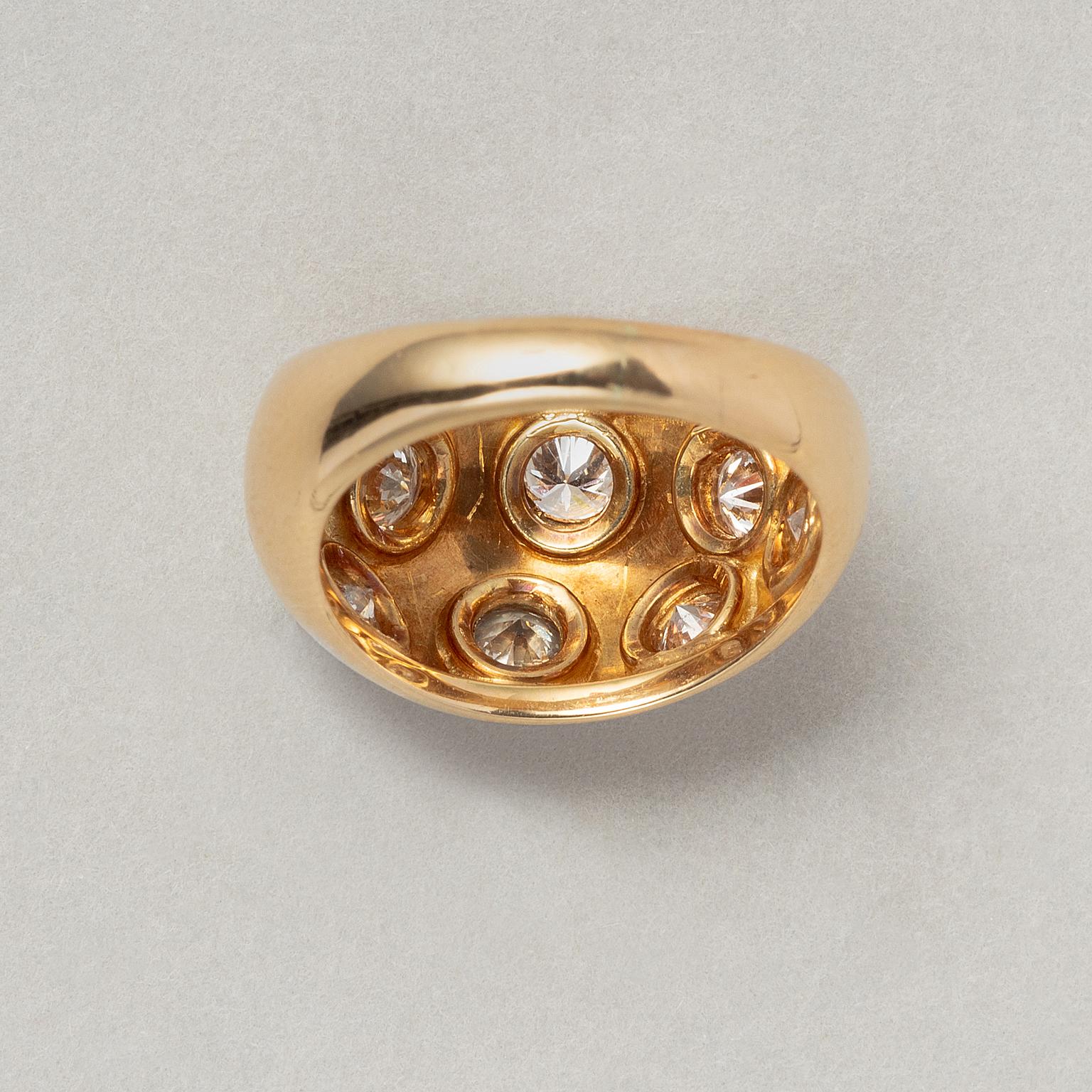 Ein Van Cleef & Arpels Bombé-Ring aus 18 Karat Gold mit Diamanten im Zustand „Gut“ in Amsterdam, NL