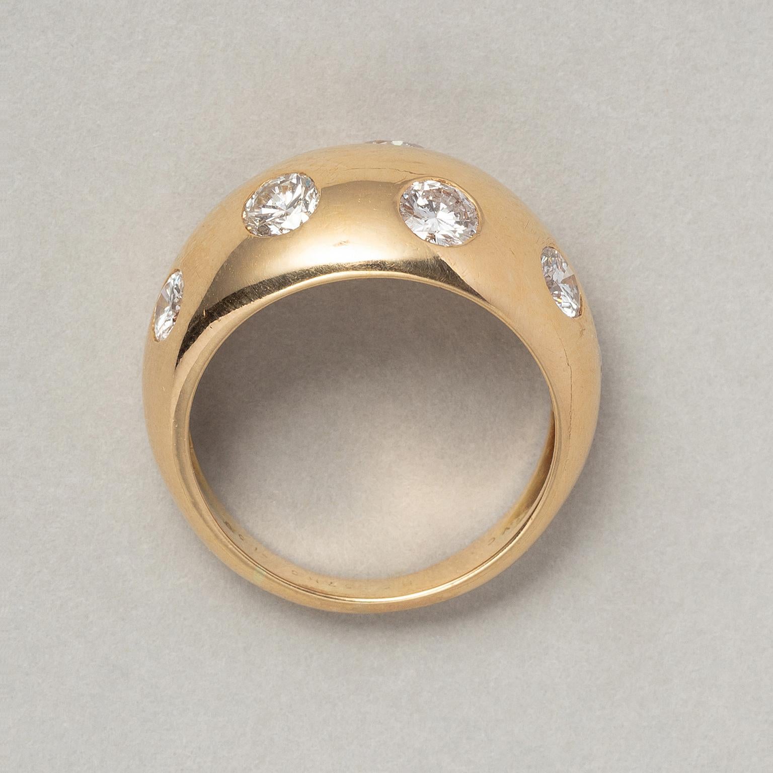 Ein Van Cleef & Arpels Bombé-Ring aus 18 Karat Gold mit Diamanten für Damen oder Herren
