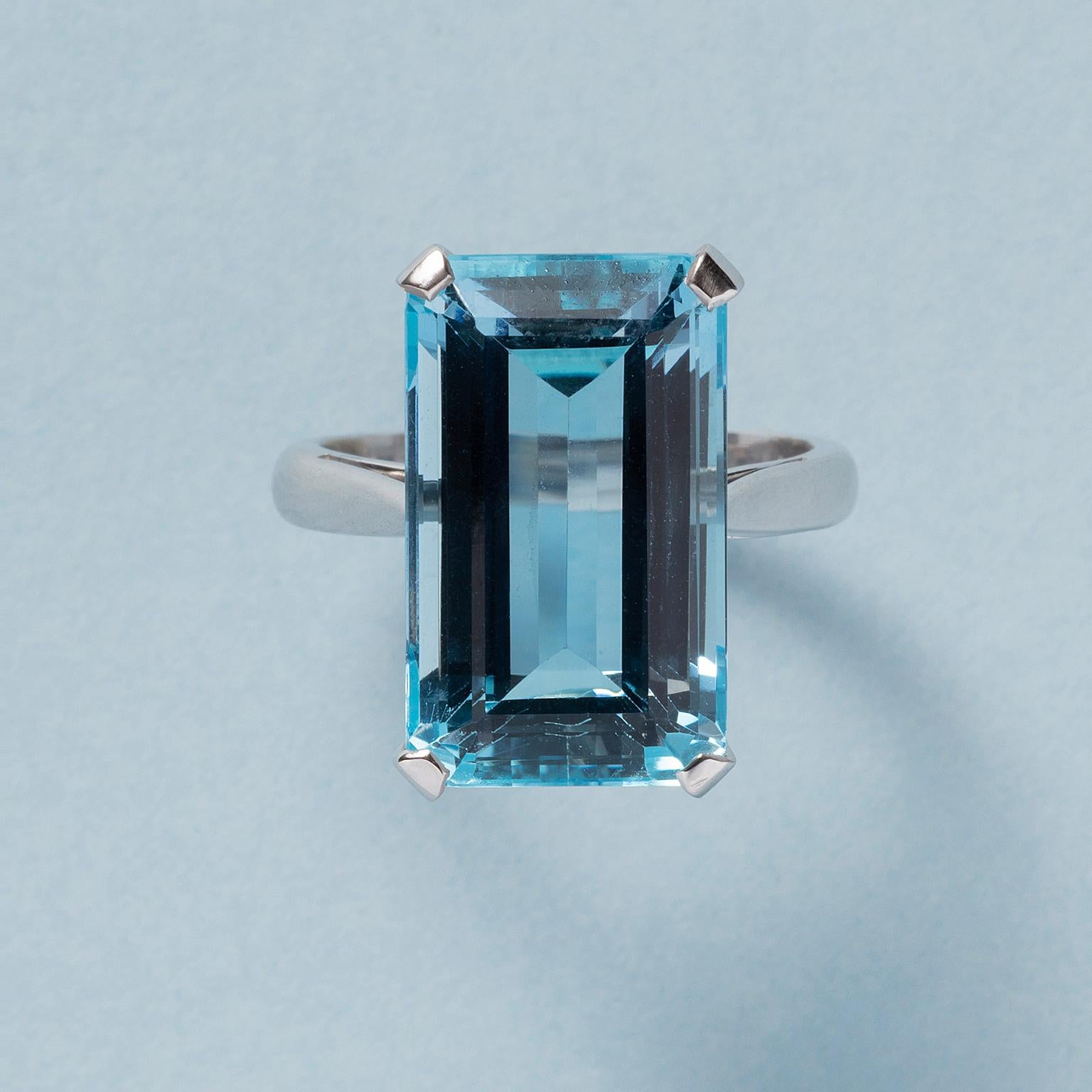 Emerald Cut 18 Carat White Gold and Aquamarine Ring For Sale