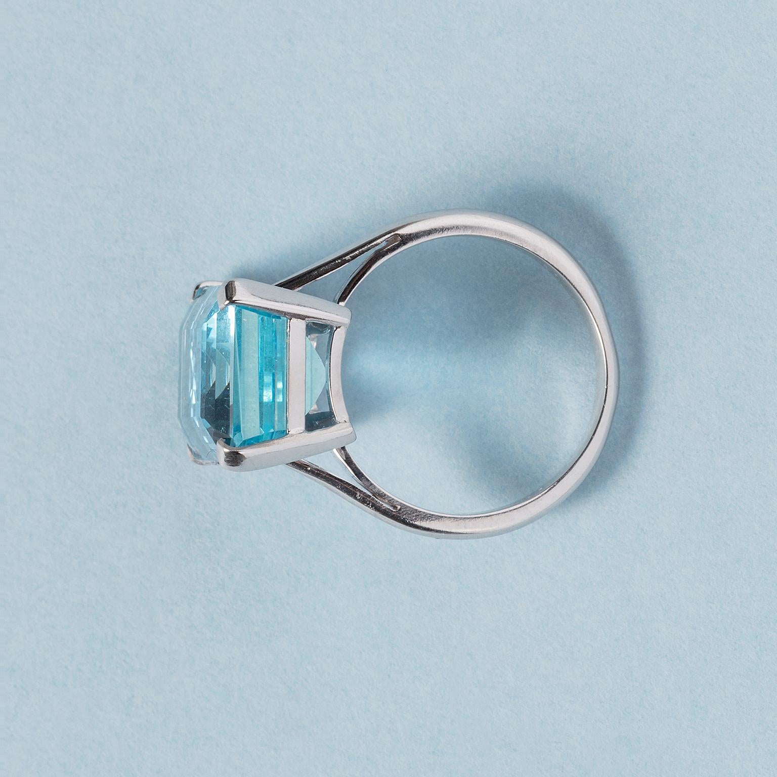 18 Carat White Gold and Aquamarine Ring In Good Condition For Sale In Amsterdam, NL