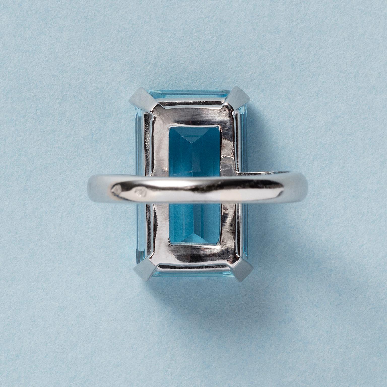 Women's or Men's 18 Carat White Gold and Aquamarine Ring For Sale