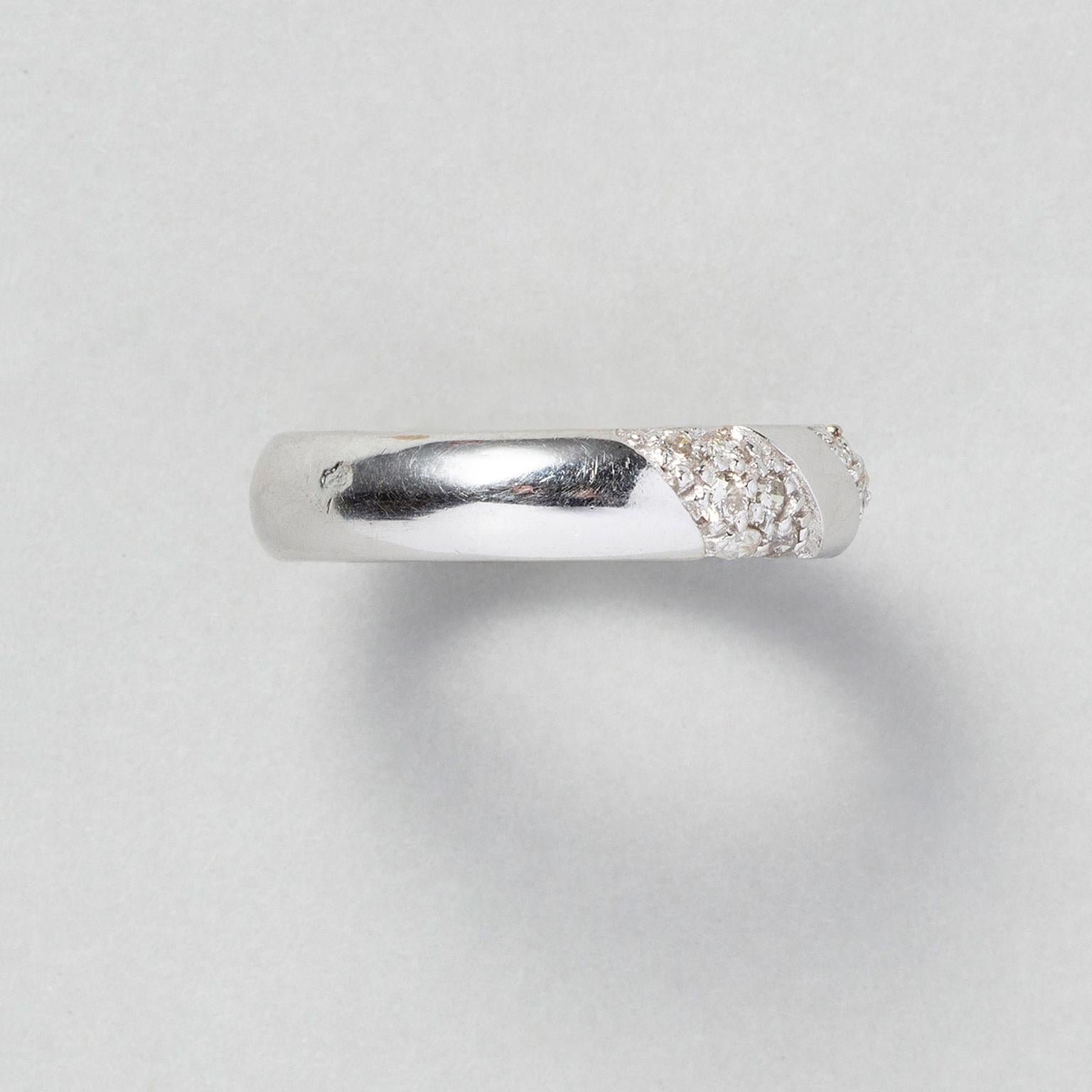 An 18 Carat White Gold Band Ring with Diamonds In Good Condition For Sale In Amsterdam, NL