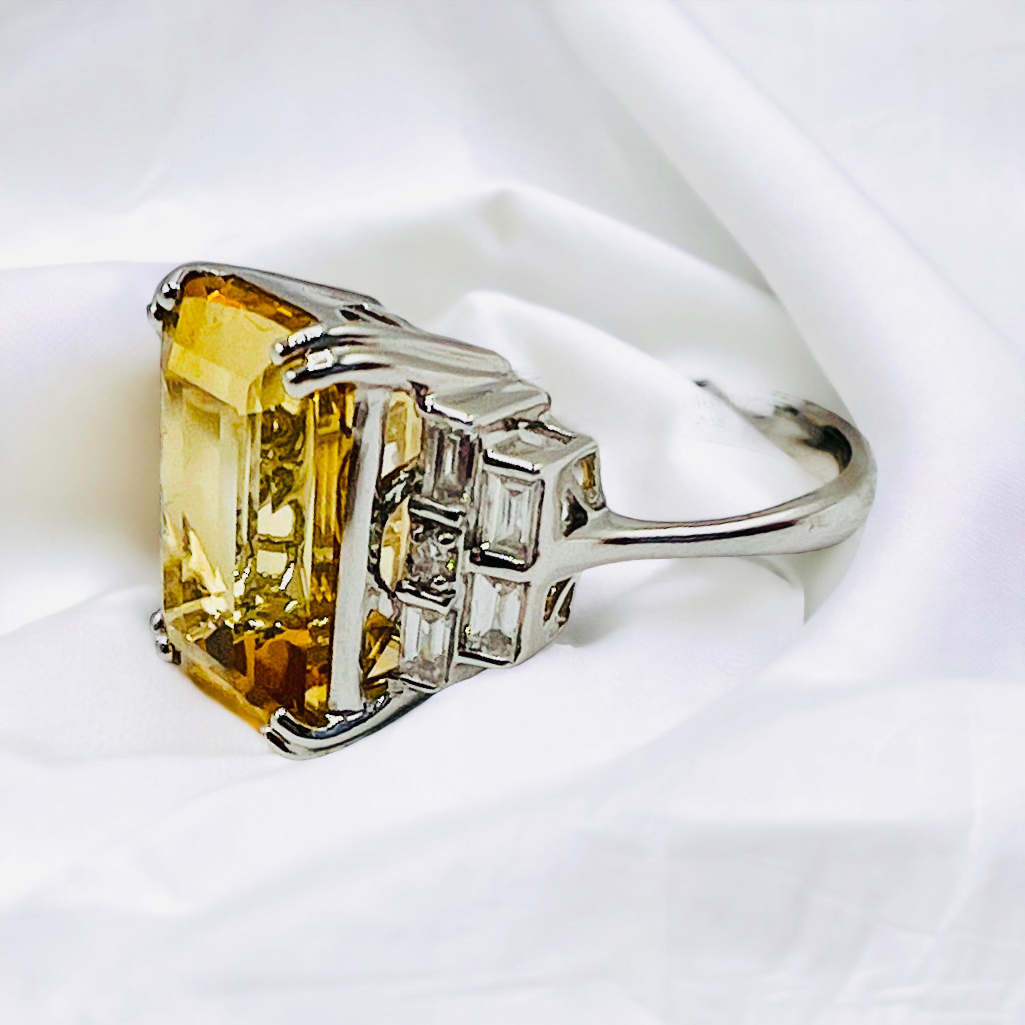 Ein Cocktailring aus 18 Karat Weißgold, besetzt mit facettiertem Citrin und Diamanten (Art déco)