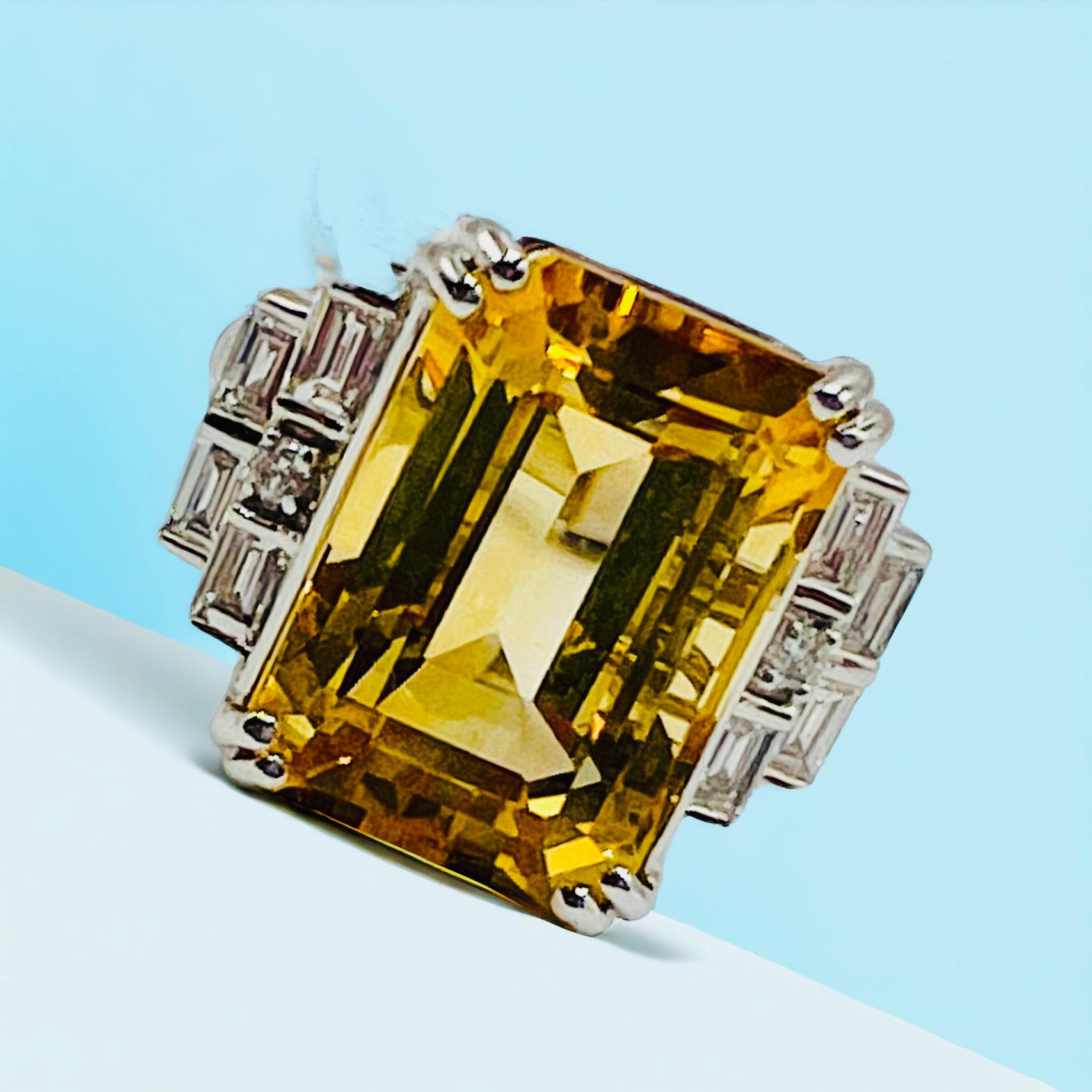 Ein Cocktailring aus 18 Karat Weißgold, besetzt mit facettiertem Citrin und Diamanten (Baguetteschliff)