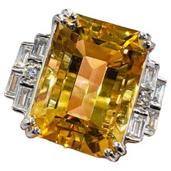 Ein Cocktailring aus 18 Karat Weißgold, besetzt mit facettiertem Citrin und Diamanten