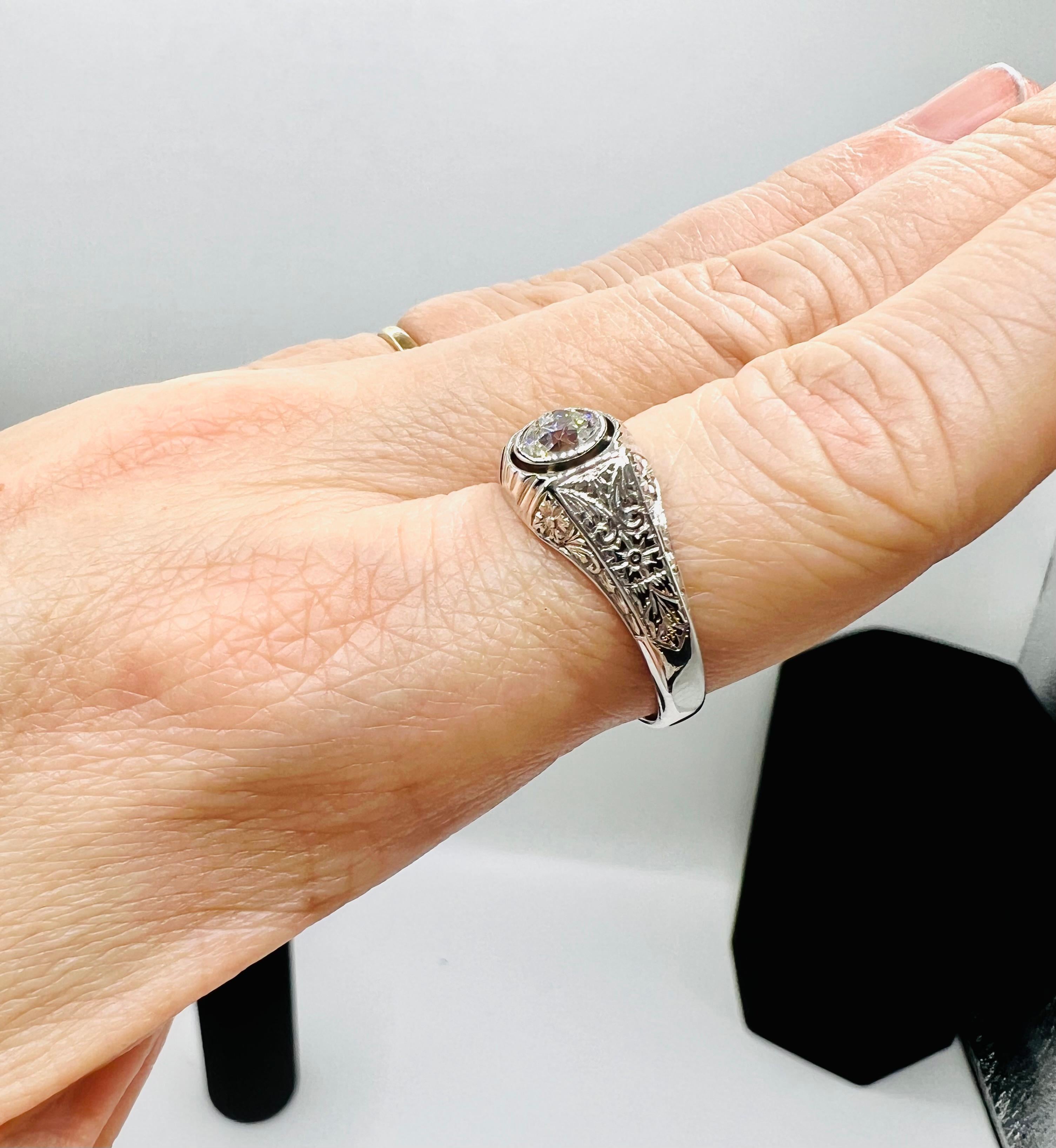 18 Carat White Gold Ring Set with a Diamond Old Cut of Around 1 Carat In Good Condition In SAINT-OUEN-SUR-SEINE, FR