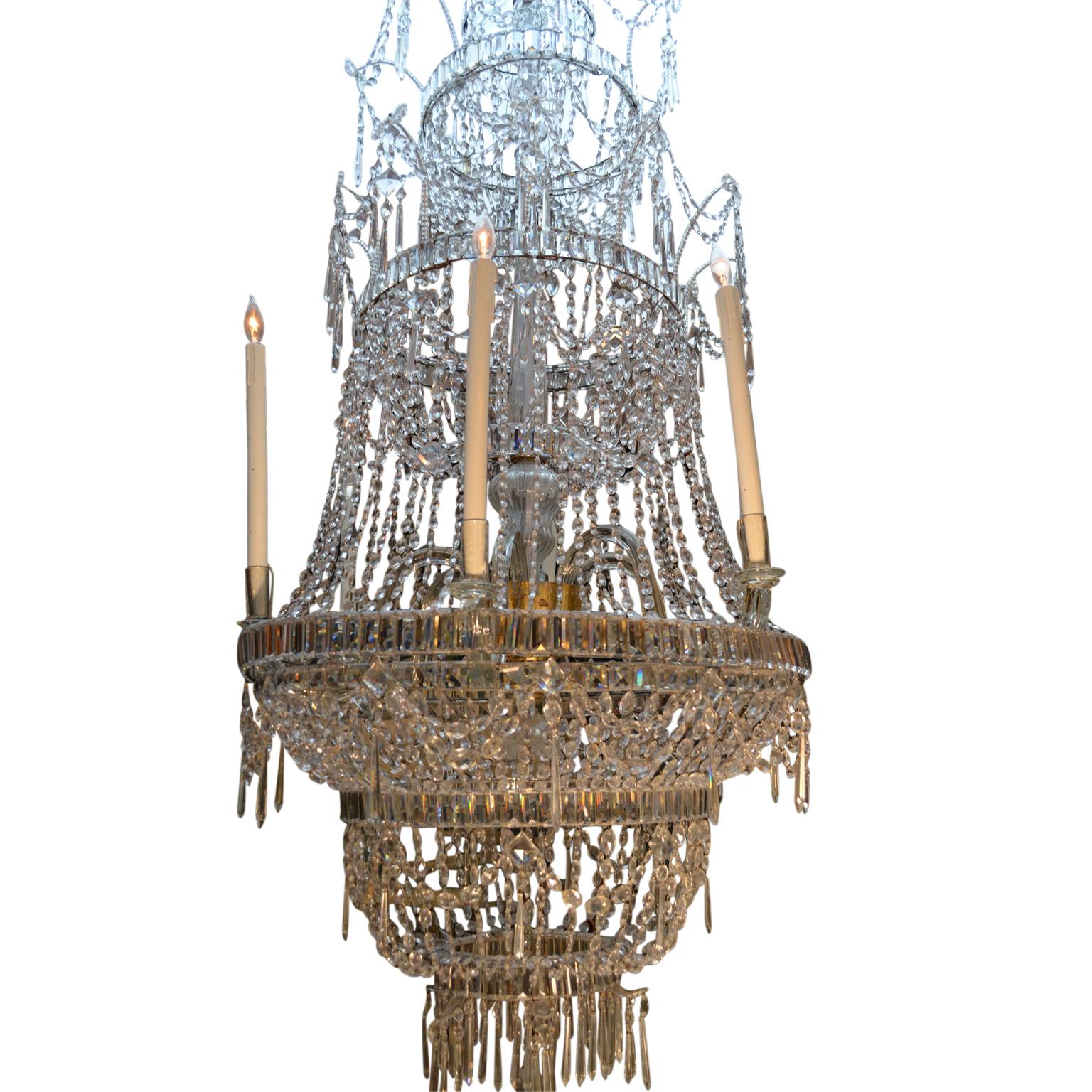 Un lustre en cristal néoclassique du 18ème siècle à plusieurs niveaux, de taille palatiale, provenant du célèbre fabricant de cristal royal de La Granja en Espagne. Ce lustre est accompagné d'une histoire et d'une provenance incroyables. Il faisait