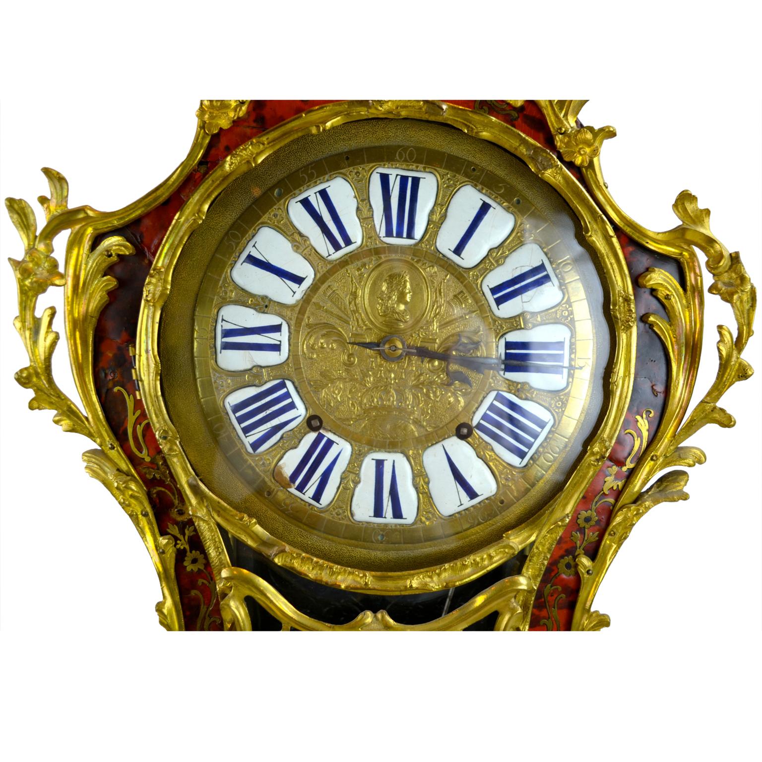 Français Horloge à console Louis XV du XVIIIe siècle en bronze doré et boulle en vente