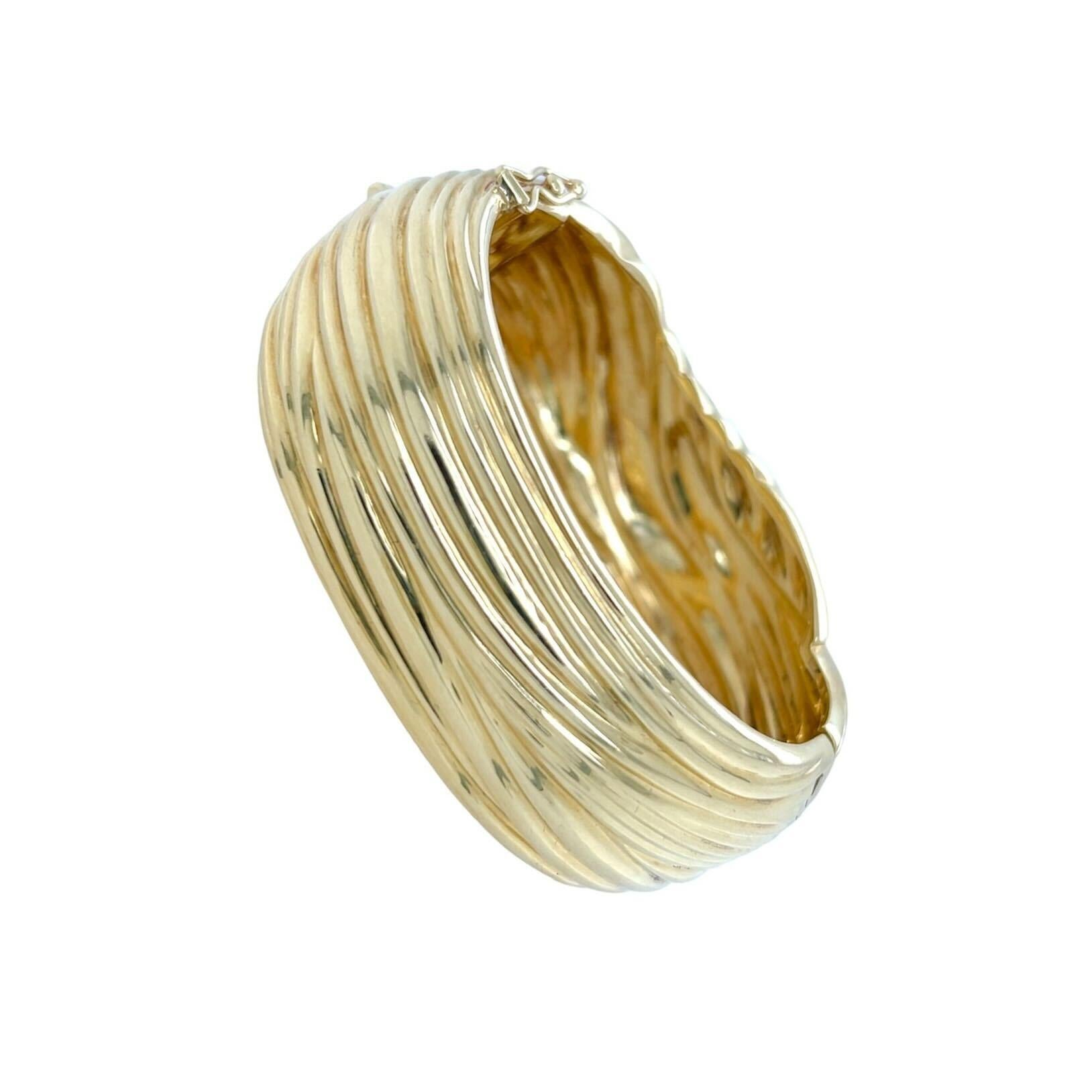 An 18 Karat Gold Bracelet In Excellent Condition For Sale In New York, NY
