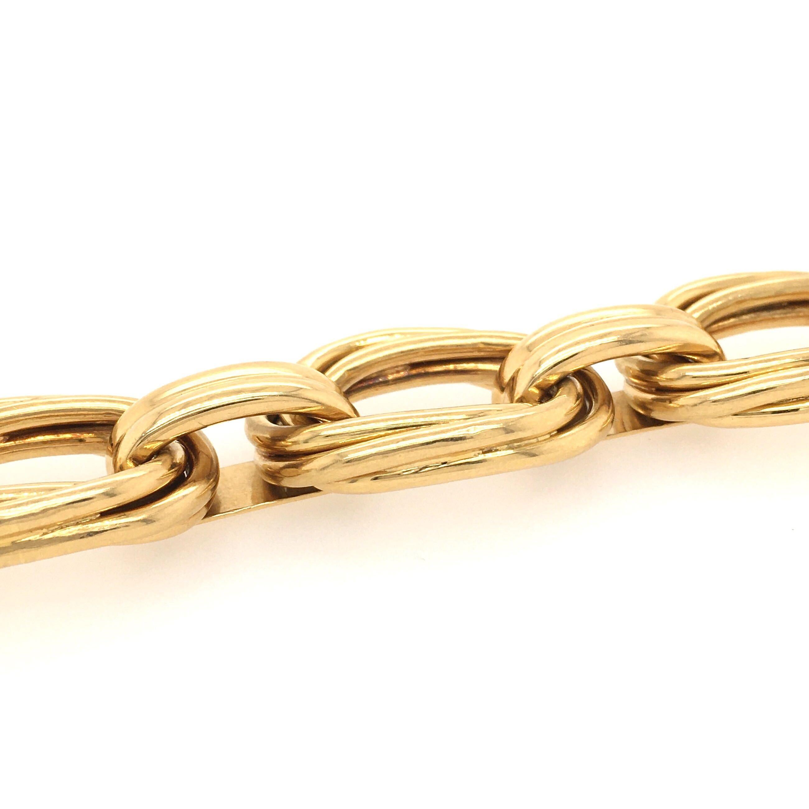 Un bracelet en or jaune 18 carats. Italien. Conçus comme des maillons ovales cannelés. La longueur est d'environ 7 3/4 pouces, le poids brut est d'environ 52,1 grammes. Avec marque d'essai italienne.  