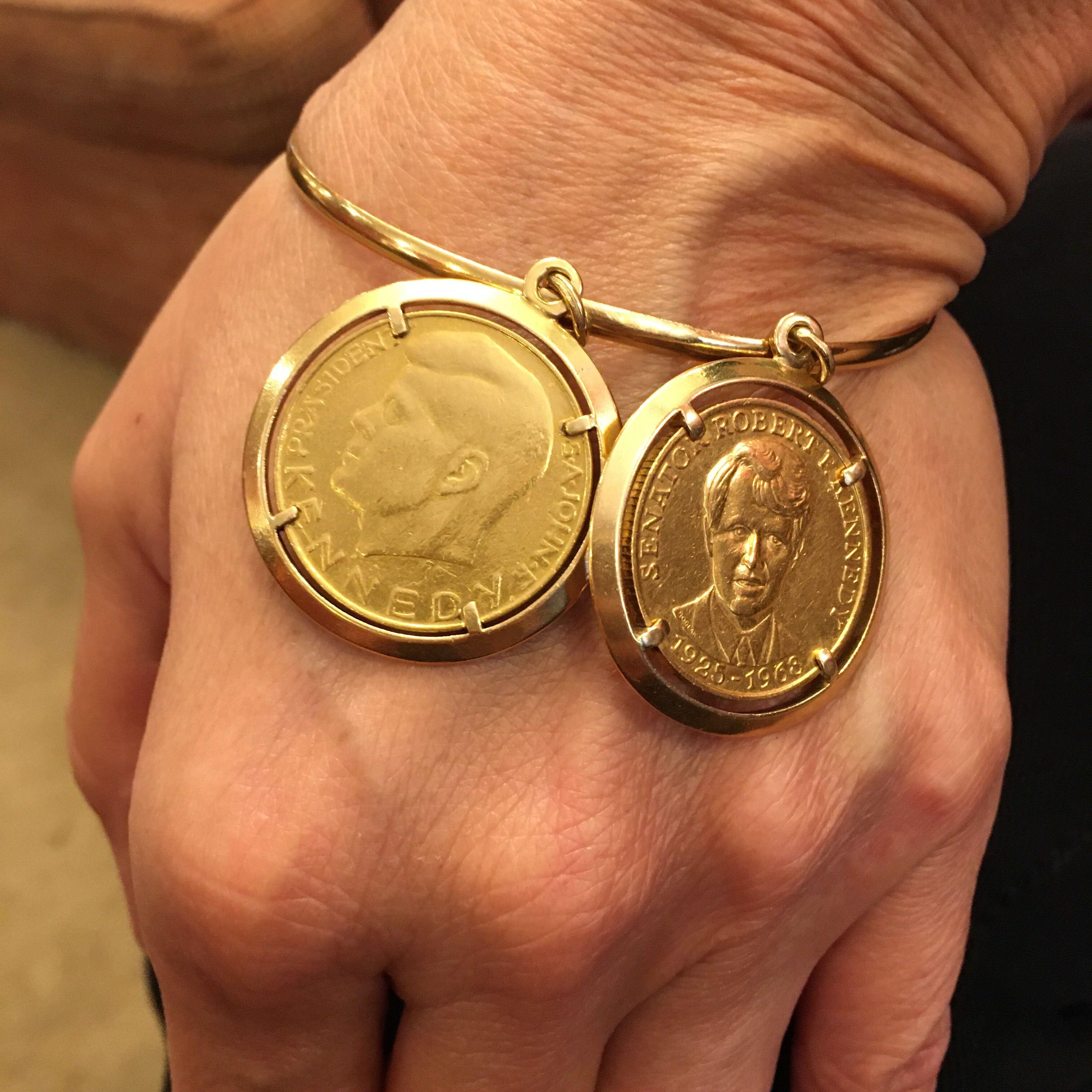 Bracelet à pièces en or jaune 18 carats Bon état - En vente à New York, NY
