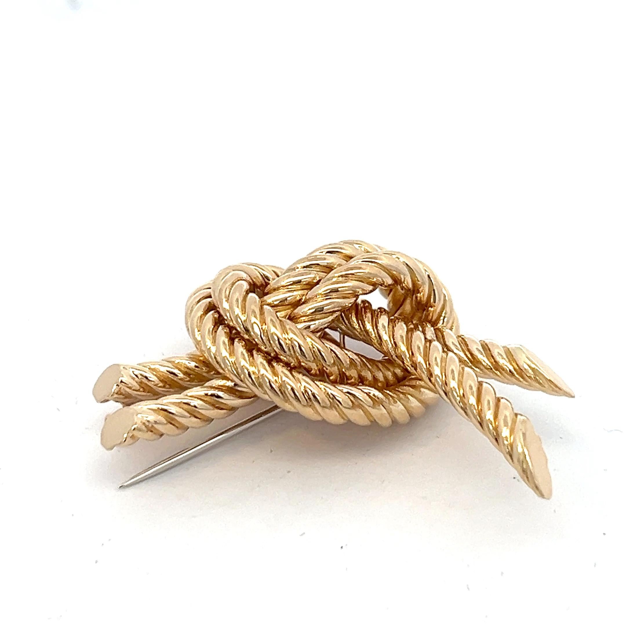An 18 karat yellow gold knot brooch by Hermès. In Good Condition For Sale In KERKRADE, NL
