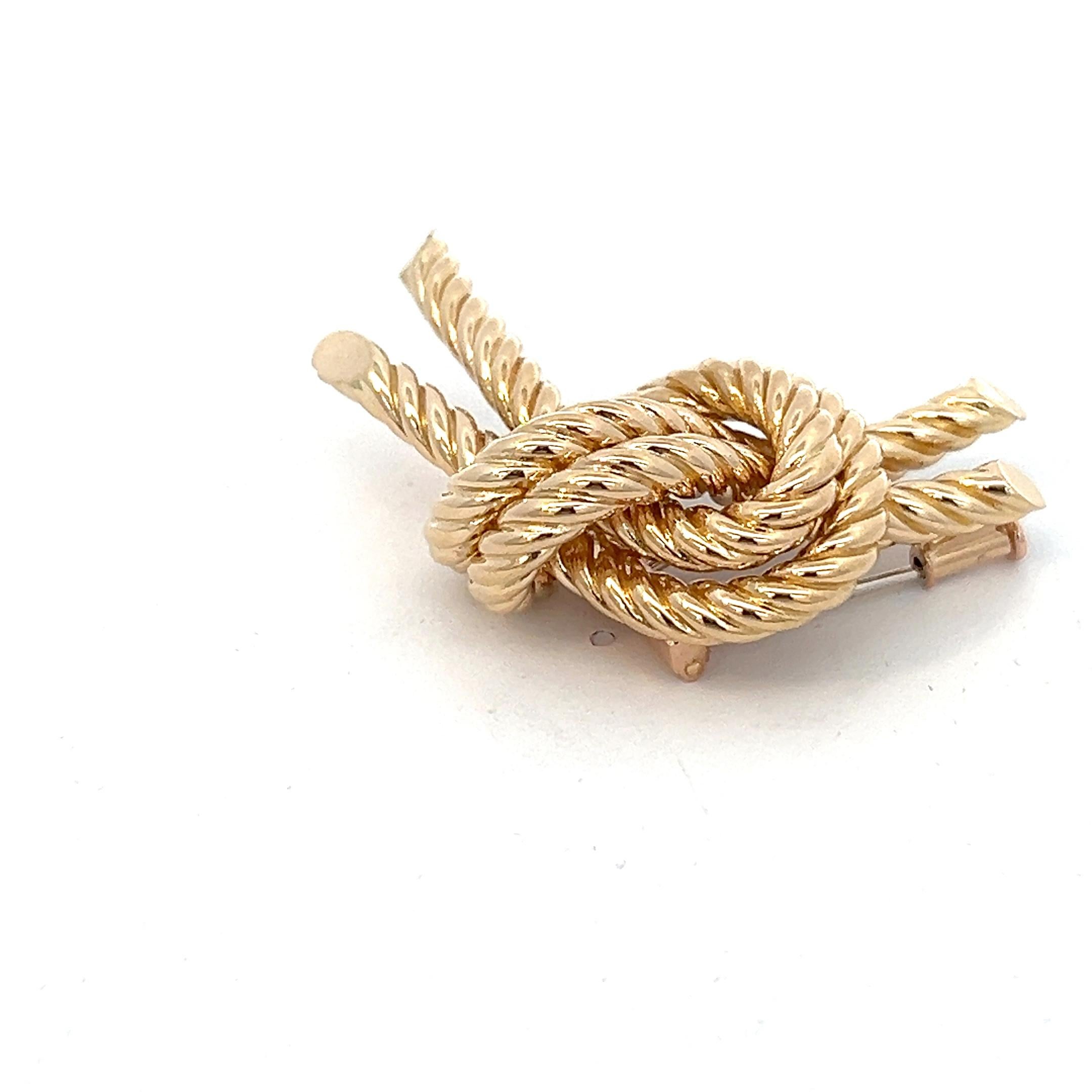 An 18 karat yellow gold knot brooch by Hermès. For Sale 1