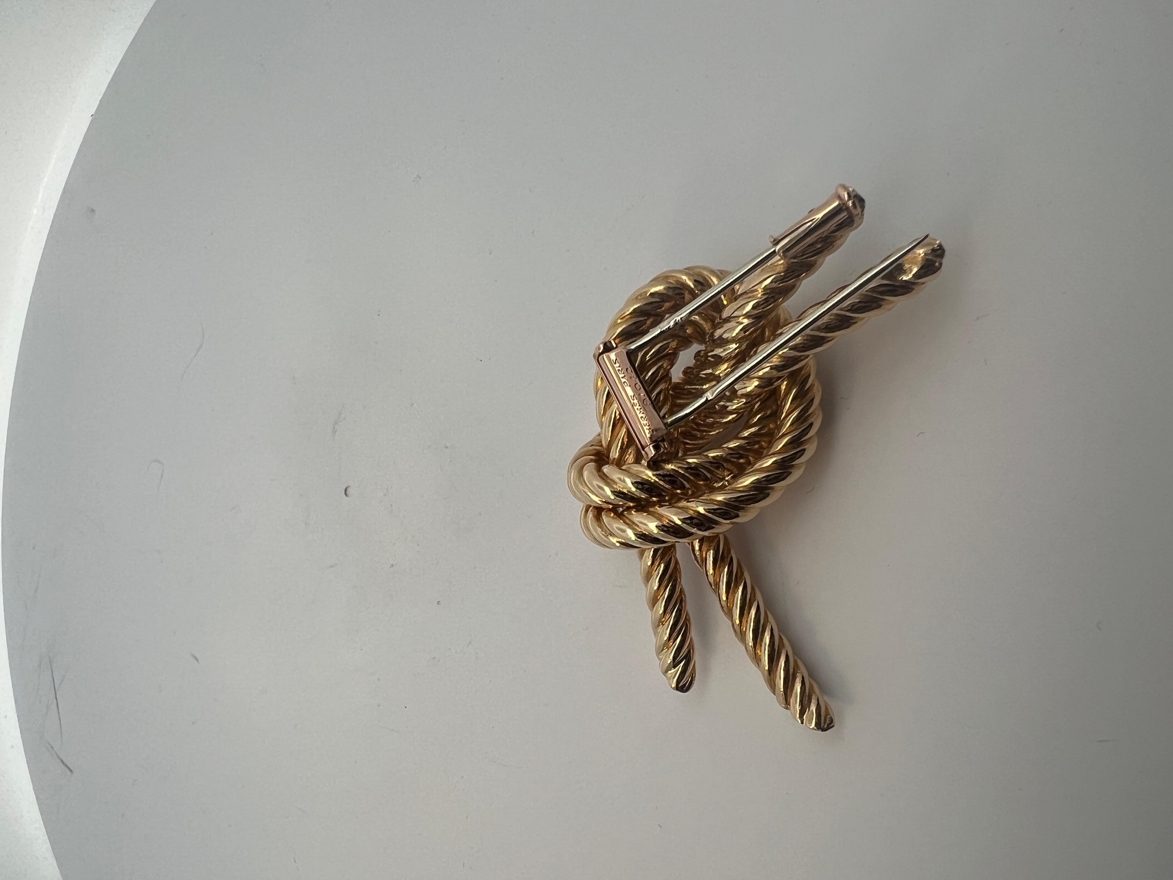 An 18 karat yellow gold knot brooch by Hermès. For Sale 2
