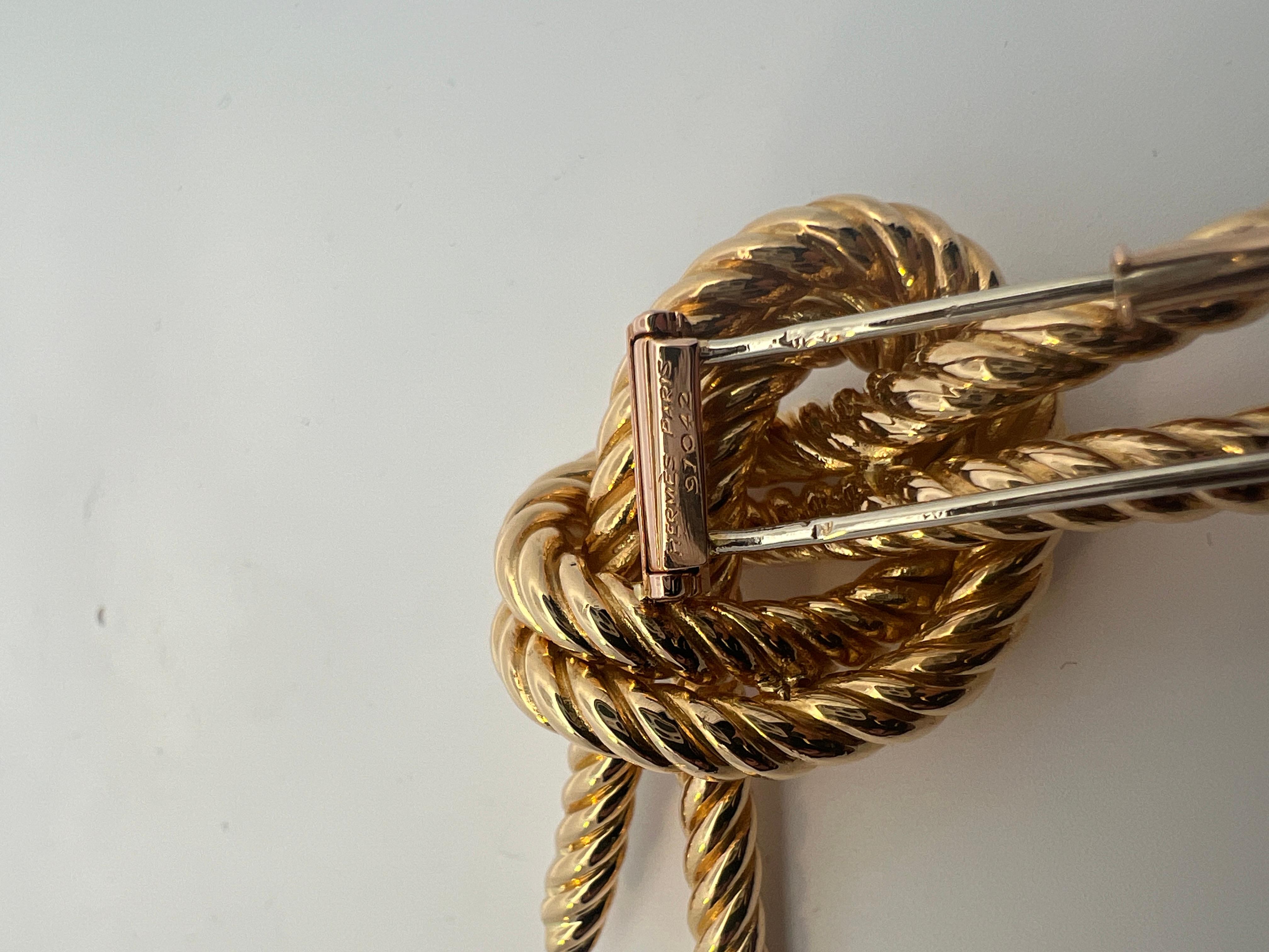 An 18 karat yellow gold knot brooch by Hermès. For Sale 3