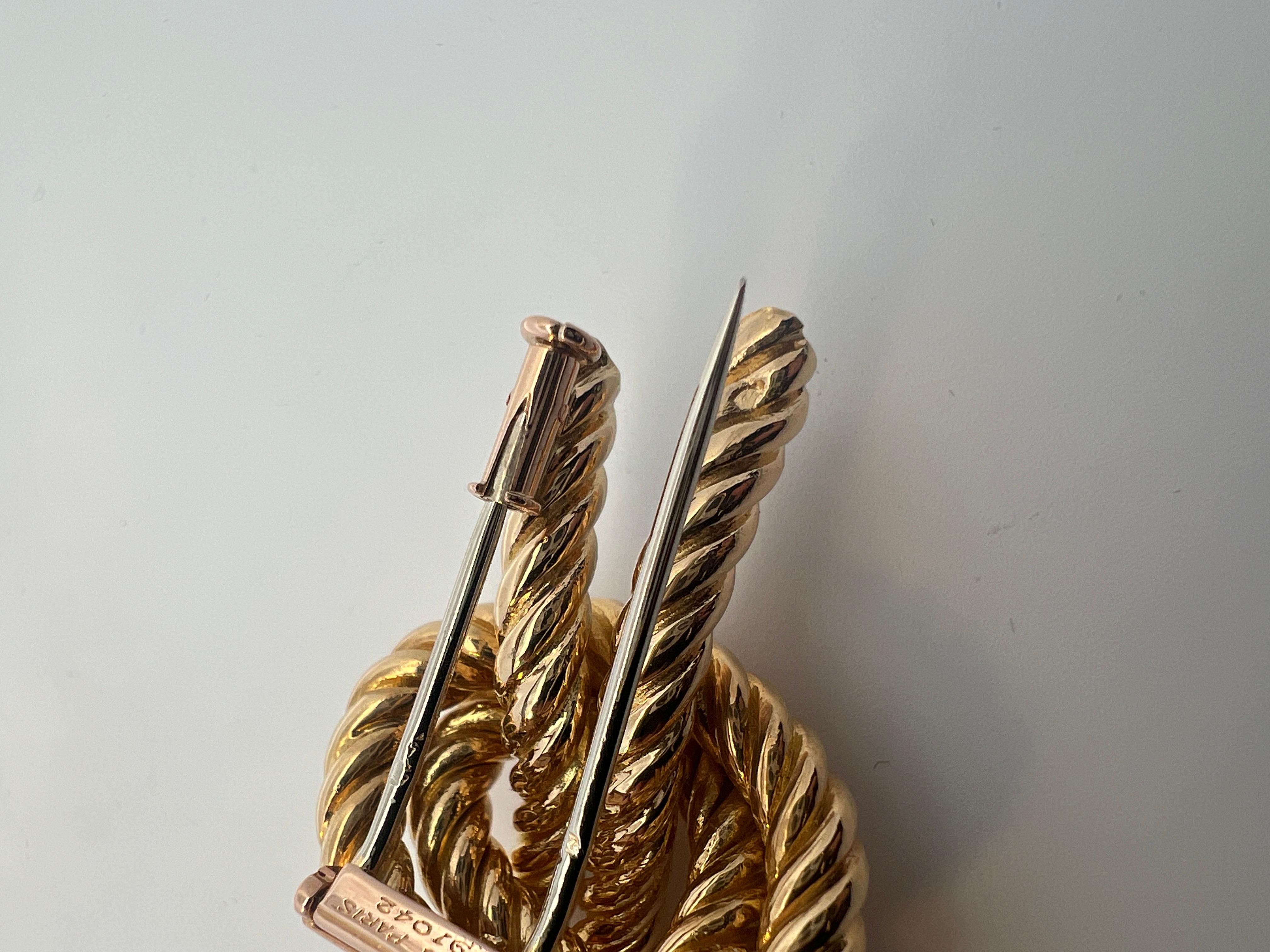 An 18 karat yellow gold knot brooch by Hermès. For Sale 4
