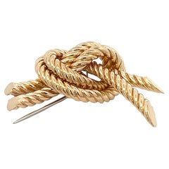 Una spilla a nodo in oro giallo 18 carati di Hermès.